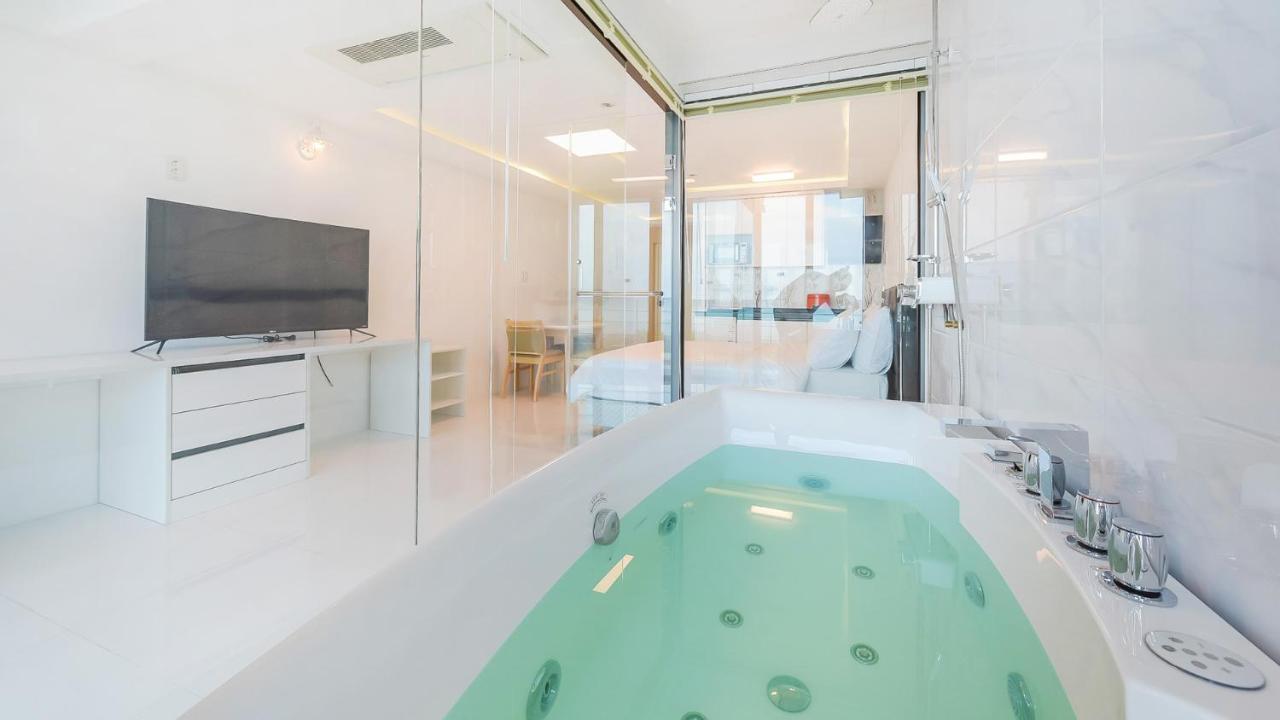 Castle Pool Resort Чеджудо Экстерьер фото