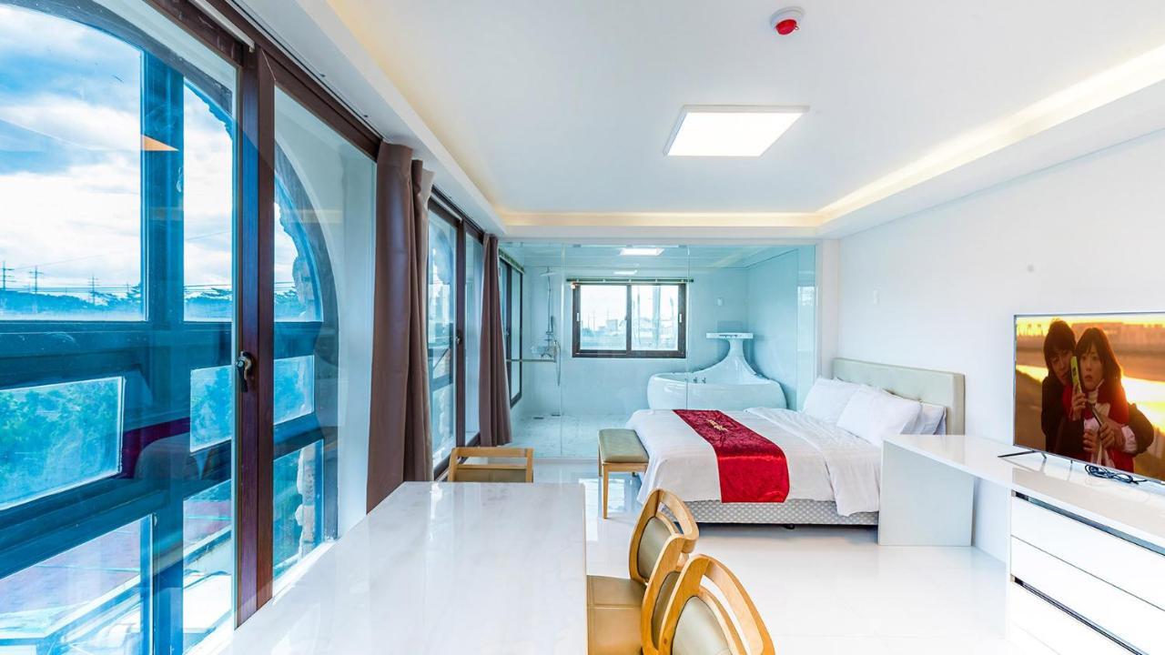 Castle Pool Resort Чеджудо Экстерьер фото
